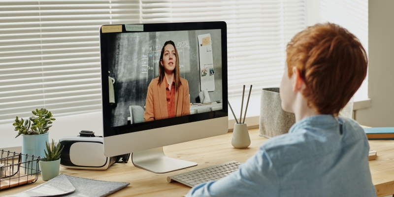 Laptop ili tablet, nastava na daljinu ili u školama?