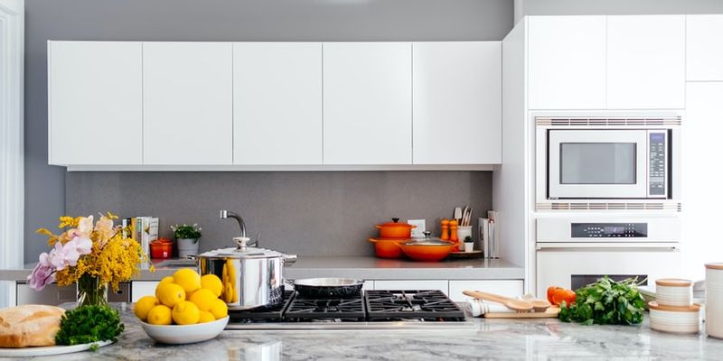 Opremanje kuhinje – materijali za zidne obloge i radne površine