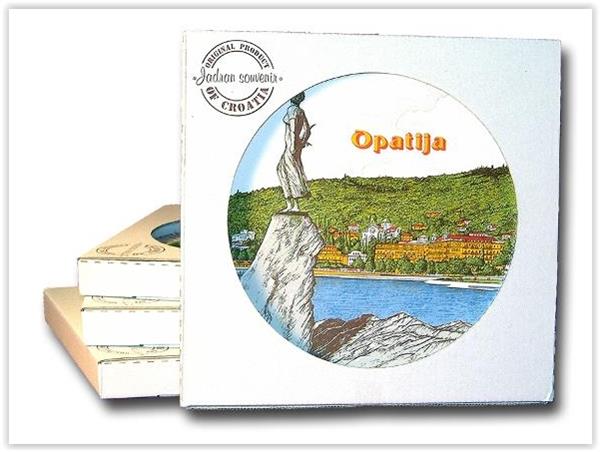 Asortiman proizvoda dekorativnih tanjura različitih veličina