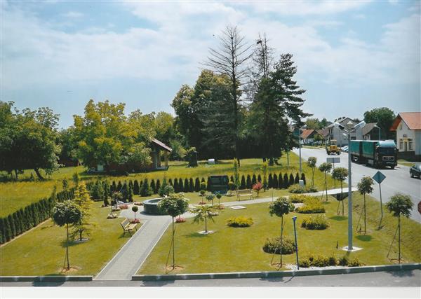 Park, preko puta zgrade Općine Berek 