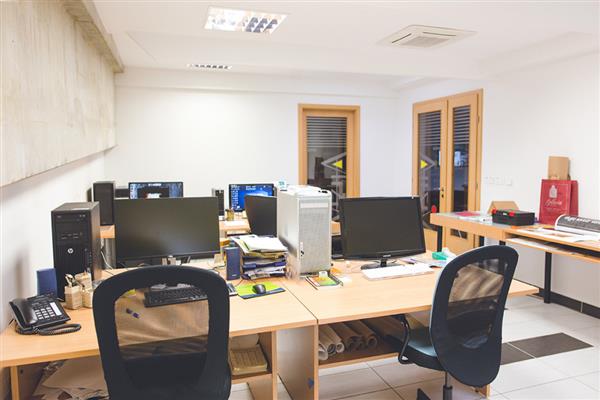 Vizija d.o.o je smještena u vlastitom prostoru od 700 m²  i bavi se izradom klišeja za fleksotisak i grafičkom pripremom.