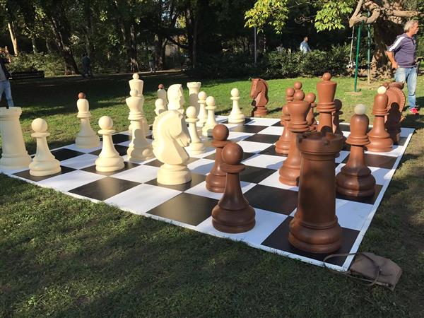 Plastične šahovske figure za igru na otvorenom