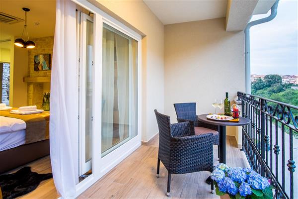 Nudimo Vam smještaj za odmor i relaksaciju  u 6 moderno i luksuzno opremljenih soba, kategorije 4 zvjezdice, sa kupaonicom i balkonom.