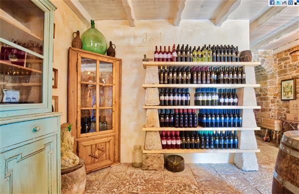 Kušaona je smještena unutar same vinarije, zamišljen kao mjesto gdje možete kušati i kupiti vina.