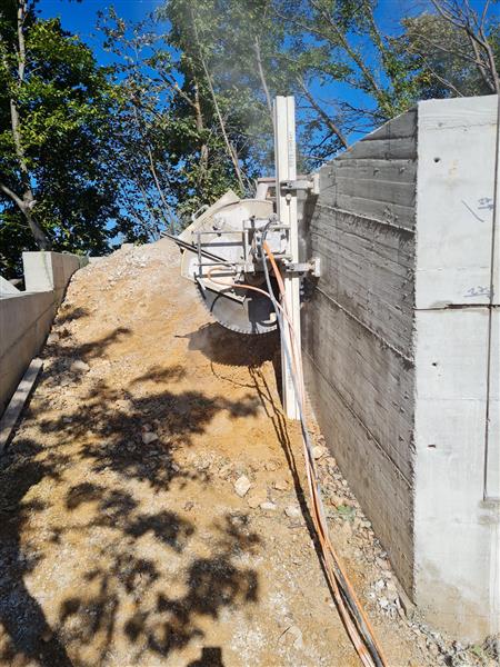 Rezanje betona po uspravno postavljenoj vodilici
