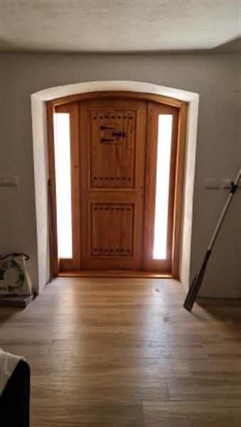 Vrata- unutarnja i vanjska vrata od punog drveta, medijapana ili furnira