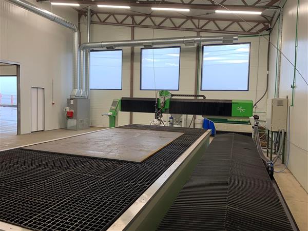 Rezanje raznih vrsta materijala velikih debljina vodenim mlazom