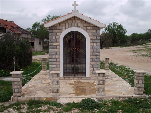 Benkovački pločasti kamen je izvorno Hrvatski proizvod, a potječe iz Zadarske županije – Grad Benkovac.