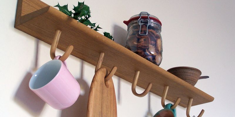 Kuhinjska polica s kukama